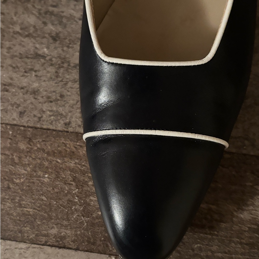 SALVATORE FERRAGAMO VTG BLACK LEATHER PUMPS WITH WHITE TRIM Size 7 - Picture 4 of 8